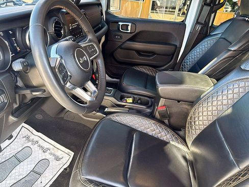 Used 2023 Jeep Gladiator Overland AWD/4WD image 9