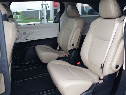 Used 2024 Toyota Sienna XLE image 16