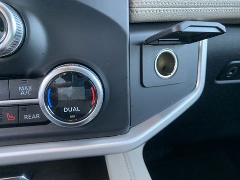 Used 2024 Ford Expedition Limited image 19