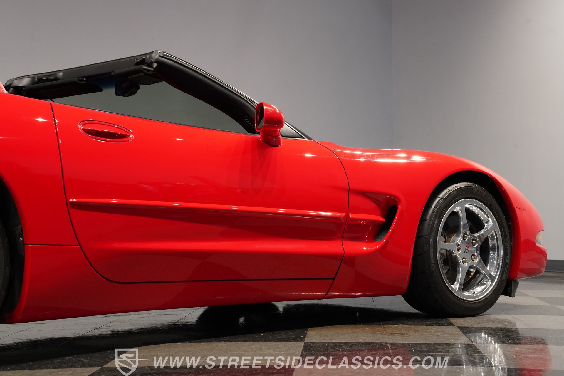 Used 2004 Chevrolet Corvette Convertible w/ Preferred Equipment Group RWD image 29