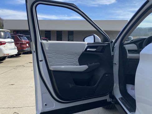 New 2026 Mitsubishi Outlander SEL image 3