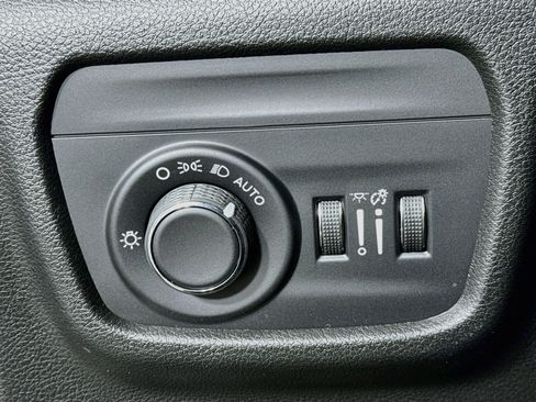 Used 2025 Jeep Grand Cherokee Laredo w/ Luxury Tech Group I AWD/4WD image 10