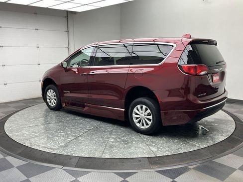 Used 2018 Chrysler Pacifica Touring Plus FWD image 2