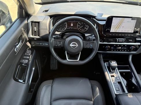 Used 2025 Nissan Pathfinder SL FWD image 28