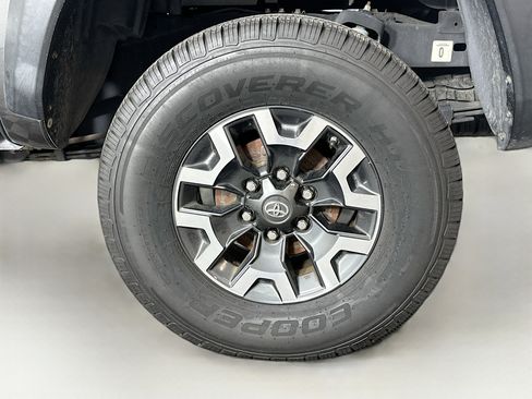 Used 2017 Toyota Tacoma TRD Off-Road image 11