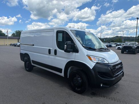 Used 2023 RAM ProMaster 2500 w/ Convenience Group FWD image 3