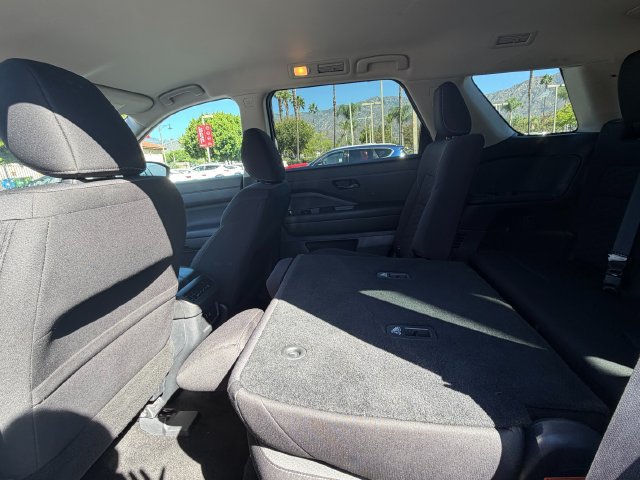 Used 2025 Nissan Pathfinder SV FWD image 40