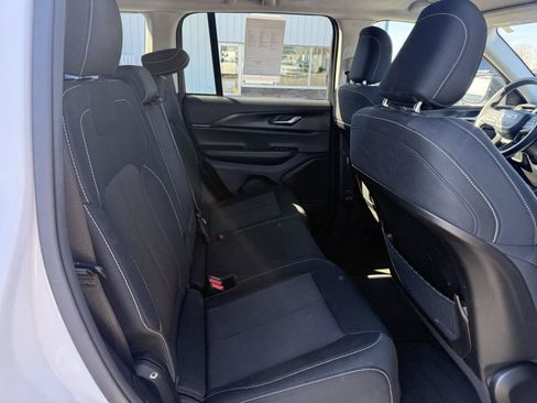Used 2023 Jeep Grand Cherokee Laredo AWD/4WD image 20