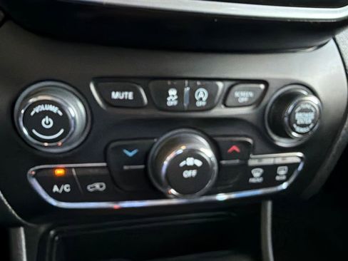 Used 2020 Jeep Cherokee Latitude w/ Cold Weather Group FWD image 16