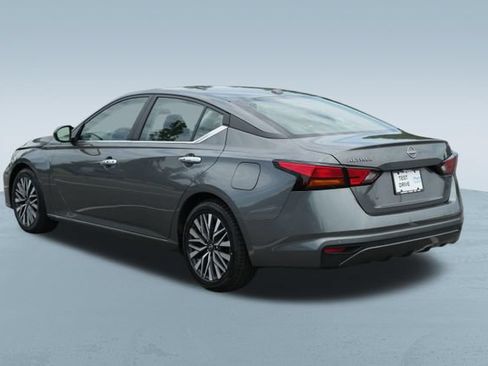Used 2025 Nissan Altima 2.5 SV FWD image 6
