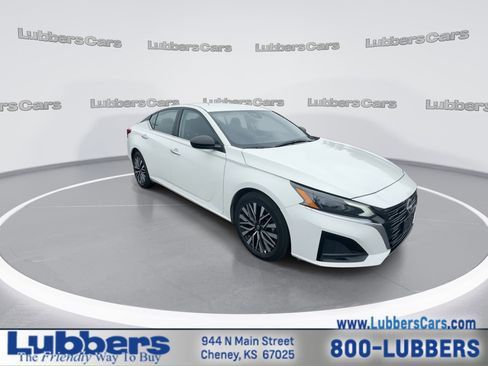Used 2025 Nissan Altima 2.5 SV FWD image 2