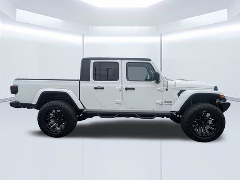 Used 2020 Jeep Gladiator Overland AWD/4WD image 4