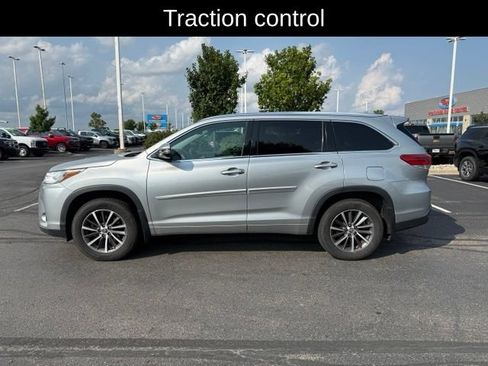 Used 2017 Toyota Highlander XLE AWD/4WD image 4