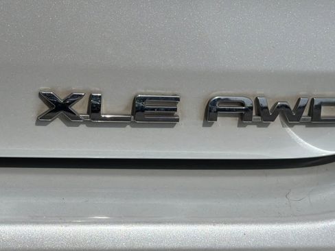 Used 2022 Toyota Highlander XLE AWD/4WD image 12