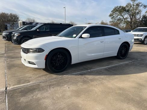 Used 2019 Dodge Charger SXT w/ Plus Group image 2
