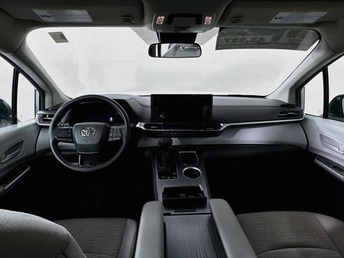 Certified 2025 Toyota Sienna LE FWD image 23