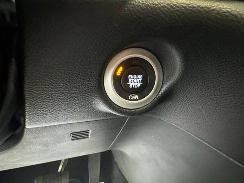 Used 2025 Chrysler Pacifica Select FWD image 18