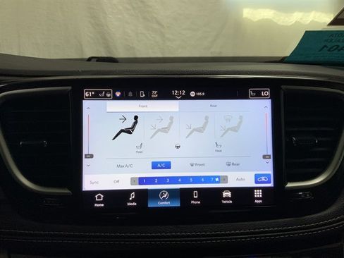 Used 2024 Chrysler Pacifica Touring-L FWD image 28