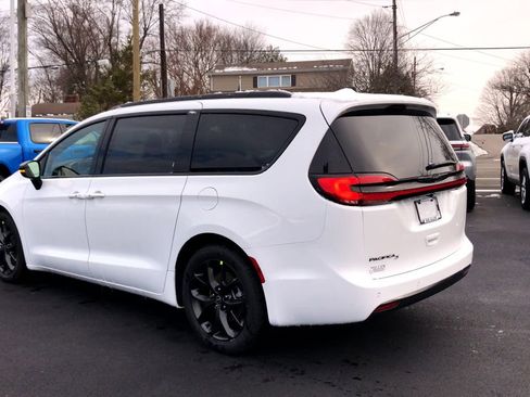 New 2026 Chrysler Pacifica Select image 5
