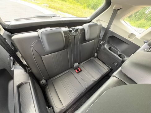 Used 2023 Volkswagen Tiguan SE w/ Panoramic Sunroof Package FWD image 30