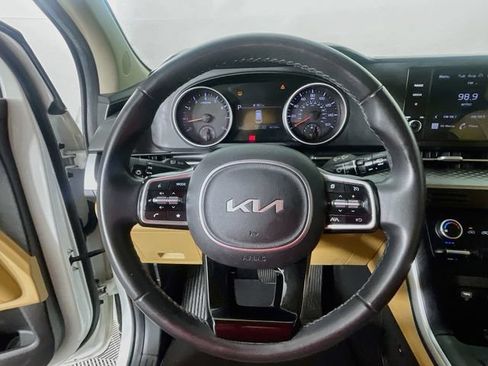 Used 2023 Kia Carnival LX FWD image 12