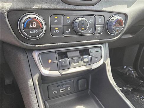 Used 2023 GMC Terrain SLT w/ Infotainment Package II FWD image 14