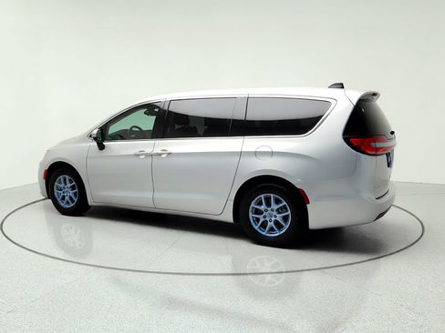 Used 2023 Chrysler Pacifica Touring-L FWD image 5