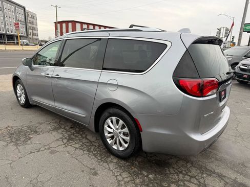 Used 2018 Chrysler Pacifica Touring-L image 4