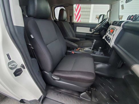 Used 2013 Toyota FJ Cruiser 4WD image 11