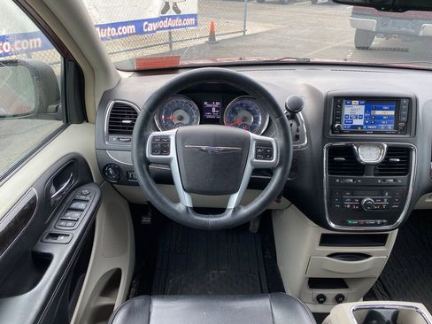 Used 2012 Chrysler Town & Country Touring-L w/ Driver Convenience Group FWD image 21