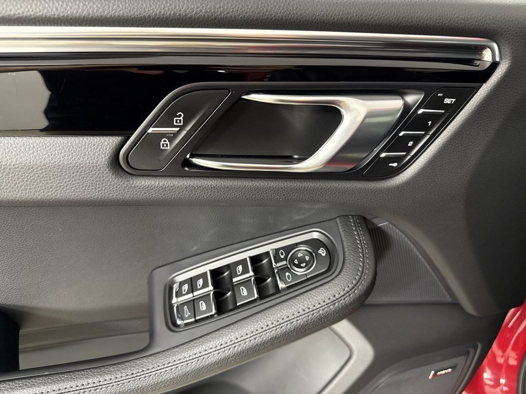 Certified 2025 Porsche Macan AWD/4WD image 34