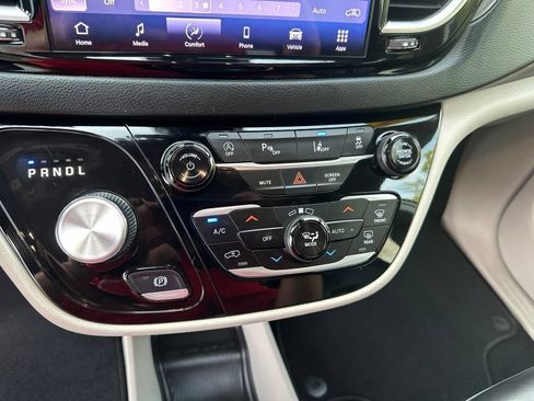 Used 2023 Chrysler Pacifica Touring-L FWD image 29