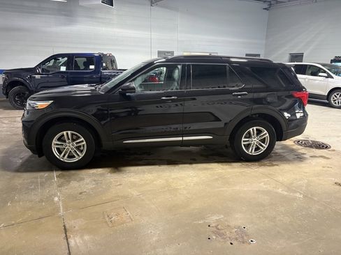 Used 2023 Ford Explorer XLT w/ Equipment Group 202A image 3