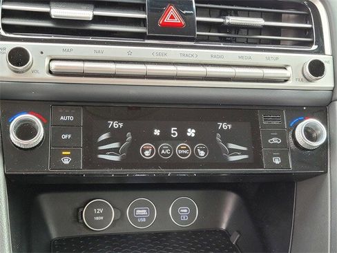 Used 2025 Genesis G70 2.5T image 19