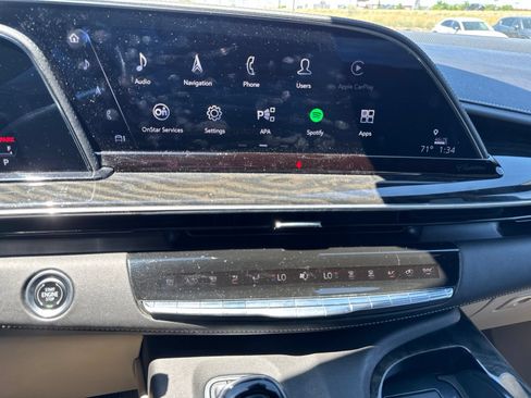 Used 2024 Cadillac Escalade Premium Luxury AWD/4WD image 23