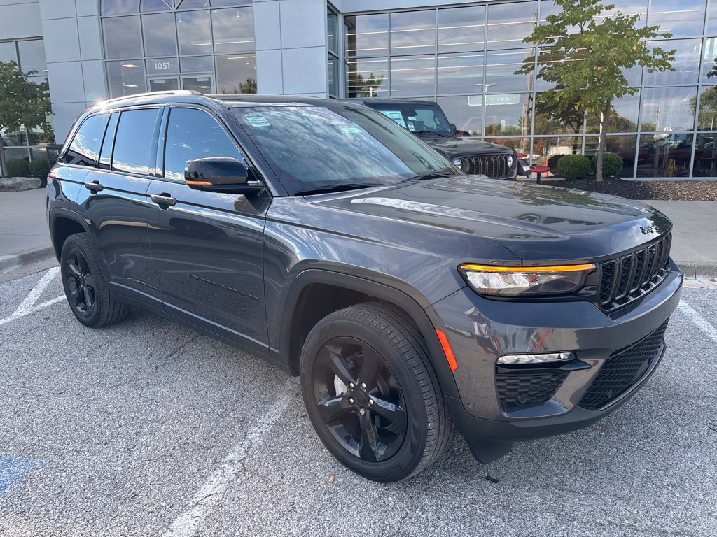 Used 2023 Jeep Grand Cherokee Limited w/ Luxury Tech Group II RWD image 2