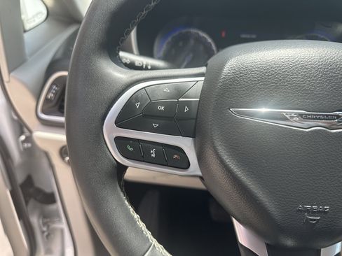 Used 2023 Chrysler Pacifica Touring-L FWD image 13