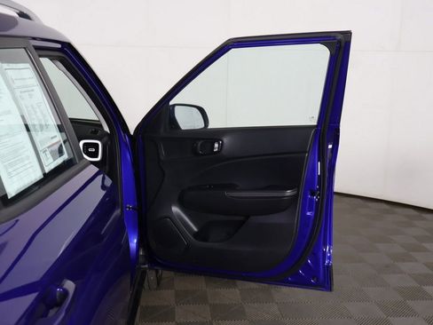 Used 2022 Hyundai Venue Limited FWD image 19