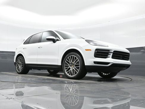 Certified 2023 Porsche Cayenne Platinum Edition image 40