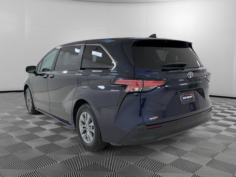 Used 2022 Toyota Sienna XLE FWD image 3