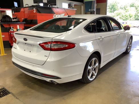 Used 2016 Ford Fusion SE FWD image 4