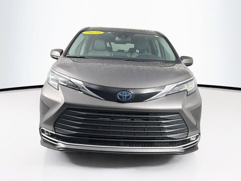 Used 2023 Toyota Sienna XLE FWD image 2