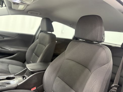 Used 2017 Chevrolet Malibu LT image 14