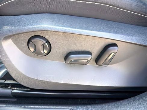 Used 2022 Volkswagen Taos SE image 16