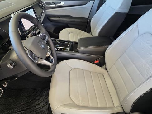 New 2026 Volkswagen Atlas Cross Sport SEL R-Line image 11