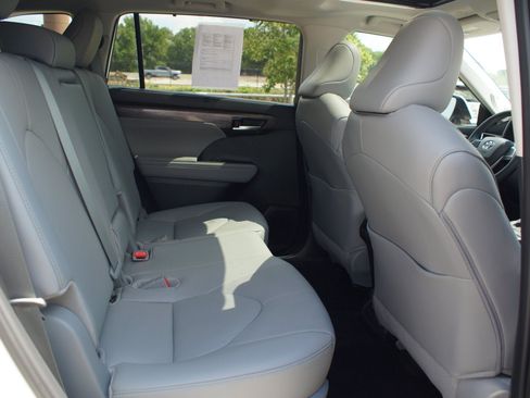 Used 2026 Toyota Highlander Limited AWD/4WD image 23
