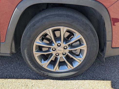 Used 2019 Jeep Cherokee Latitude Plus image 9