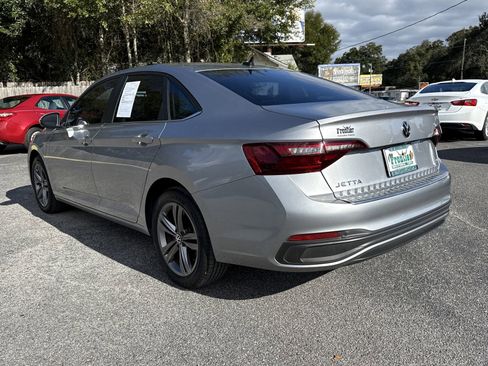 Used 2022 Volkswagen Jetta SE w/ Panoramic Sunroof Package FWD image 3