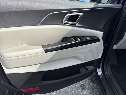 Used 2024 Kia Carnival LX image 20