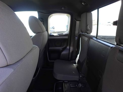 Used 2017 Toyota Tacoma TRD Sport w/ Tow Package (A/T) image 26